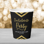 Elegant Faux Gold Chevron Bachelorette Party Papieren Bekers<br><div class="desc">Deze moderne papieren bekers zijn voorzien van een elegant geometrisch chevron-ontwerp en de woorden "Bachelorette Party" in faux-gouden folie tegen een zwarte achtergrond. Personaliseer het door de tekst van de plaatsaanduiding te vervangen door uw eigen informatie. Voor meer opties, zoals het wijzigen van het lettertype en de grootte / kleur...</div>