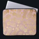 elegant faux gouden anananassepatroon polka-stippe laptop sleeve<br><div class="desc">Stijlvol en trendy faux gouden anananas en poka dots patroon van een licht stoffige roze achtergrond.</div>
