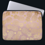 elegant faux gouden anananassepatroon polka-stippe laptop sleeve<br><div class="desc">Stijlvol en trendy faux gouden anananas en poka dots patroon van een licht stoffige roze achtergrond.</div>