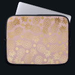elegant faux gouden anananassepatroon polka-stippe laptop sleeve<br><div class="desc">Stijlvol en trendy faux gouden anananas en poka dots patroon van een licht stoffige roze achtergrond.</div>
