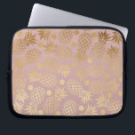 elegant faux gouden anananassepatroon polka-stippe laptop sleeve<br><div class="desc">Stijlvol en trendy faux gouden anananas en poka dots patroon van een licht stoffige roze achtergrond.</div>