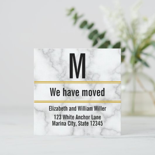 Elegant Faux Wit Marmeren Monogram We hebben verpl Aankondiging (Staand voorkant)