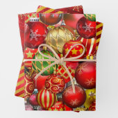 Elegant feestdagen met gouden kerstversieringen inpakpapier vel (In situ)