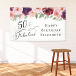 Elegant Floral 50th Birthday Party Spandoek<br><div class="desc">Elegant banner en welkomstbord voor haar 50ste verjaardagsfeest met "50 & Fabulous" in een stijlvol script en waterverf boekjes van ruw rood,  wazige roze en paarse bloemen met lichtgrijs. Eenvoudig personaliseren met haar naam.</div>