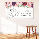 Elegant Floral 80th Birthday Party Spandoek<br><div class="desc">Elegante banner en welkomstbord voor haar 80ste verjaardagsfeestje met "80 & Fabulous" in een stijlvol script en waterverf boeketten van bordeaux rood,  blush roze en paarse bloemen met licht salie groen.</div>