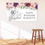 Elegant Floral 90th Birthday Party Spandoek<br><div class="desc">Elegante banner en welkomstbord voor haar 90ste verjaardagsfeestje met "90 & Fabulous" in een kalligrafiescript en waterverf boeketten van bordeaux rood,  blush roze en paarse bloemetjes met licht salie groen.</div>