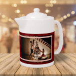 Elegant Floral Aangepaste familie Foto Tekst rood Theepot<br><div class="desc">Voeg een stukje elegantie toe aan uw theetijd met onze Elegant Floral Custom Family-fototekst. De florale achtergrond vult uw aangepaste foto en tekst aan, waardoor het een perfect cadeau is voor uw geliefden en praktisch voor dagelijks gebruik. Geniet van een warme kop thee en herinneringen aan de gekoesterde herinneringen met...</div>