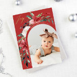 Elegant Floral Arch en Foto Feestdagenkaart<br><div class="desc">Deze mooie feestelijke fotokaarten zijn voorzien van je favoriete persoonlijke foto aan de voorkant, omringd door een moderne boogvormgeving vol klassieke kerstpunsetten van de waterverf, bloemen, en groene en gouden scriptkalligrafie met "vreugde" op een feestelijke rode achtergrond. De traditionele en elegante rode groene en witte florale illustraties versieren zowel de...</div>