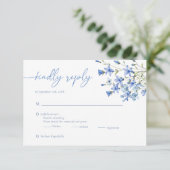 Elegant Floral Dusty Blue Wedding RSVP Kaartje (Staand voorkant)