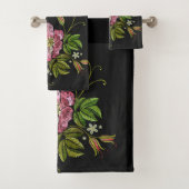 Elegant Floral Embroidery Pattern Black Background Bad Handdoek (Insitu)