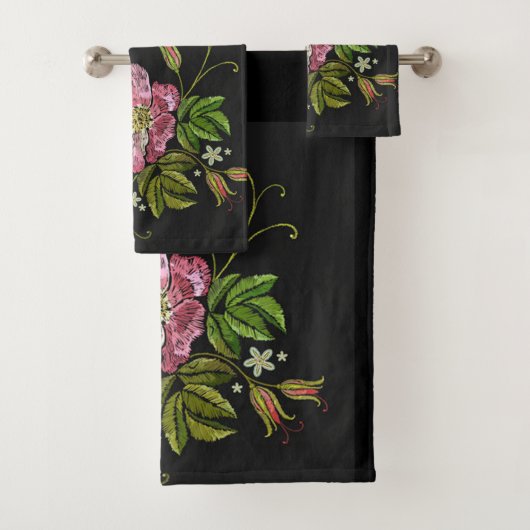 Elegant Floral Embroidery Pattern Black Background Bad Handdoek (Insitu)