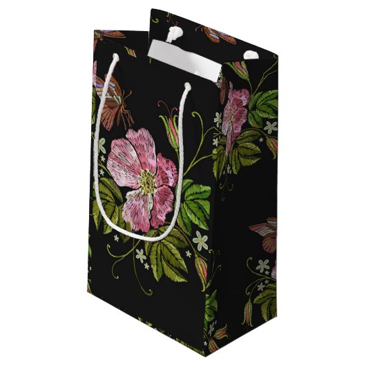 Elegant Floral Embroidery Pattern Black Background Klein Cadeauzakje (Achterkant Gekanteld)