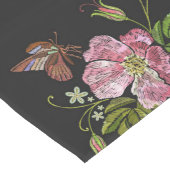 Elegant Floral Embroidery Pattern Black Background Lange Tafelloper (Hoek)