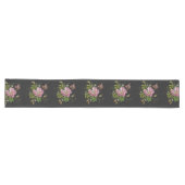 Elegant Floral Embroidery Pattern Black Background Lange Tafelloper (Horizontaal)