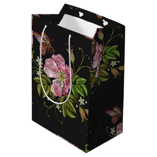Elegant Floral Embroidery Pattern Black Background Medium Cadeauzakje (Achterkant Gekanteld)