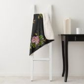 Elegant Floral Embroidery Pattern Black Background Sherpa Deken (In situ)