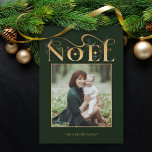 Elegant Floral Gold Noel Typografie Foto Feestdagenkaart<br><div class="desc">Het elegante ontwerp van de de groetkaart van de verklaringsvakantie met unieke douane "Noel"tekst in faux hammered gouden textuur die met feestbodemchemicaliën met goudgrensfotomalplaatje en editable tekstgebieden op donkere bosgroene achtergrond wordt geëtiketteerd.</div>