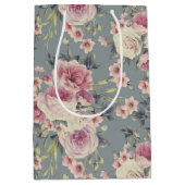 Elegant Floral Pattern of Pink Roses & Flowers Medium Cadeauzakje (Voorkant)