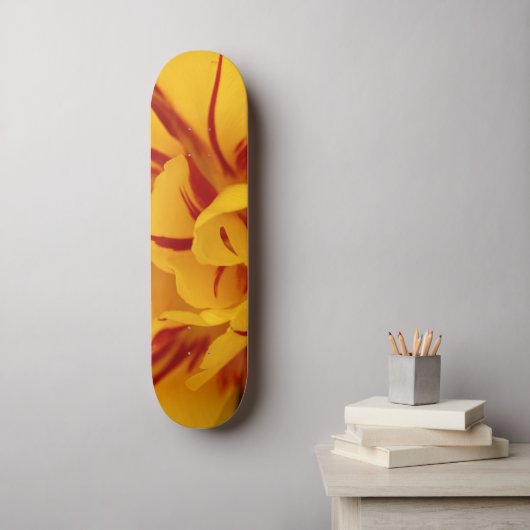 Elegant Floral Red Gold Monsella Tulips Persoonlijk Skateboard (Muurkunst)