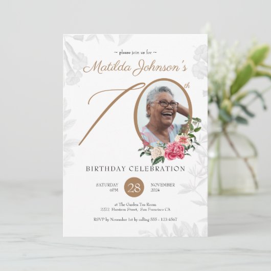 Elegant Floral Script Custom Photo 70th Birthday Kaart (Staand voorkant)