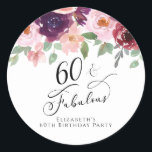 Elegant Floral Waterverf 60th Birthday Party Ronde Sticker<br><div class="desc">Verzend uw 60e verjaardagsfeestuitnodigingen en correspondentie verzegeld met deze elegante en gepersonaliseerde stickers met "60 & Fabulous",  geschreven in een  script en waterverf boekjes van wogunde rode,  wazige roze en platte paarse bloemen met lichte grijze bagage. Personaliseer met jouw naam.</div>