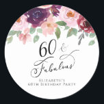 Elegant Floral Waterverf 60th Birthday Party Ronde Sticker<br><div class="desc">Verzend uw 60e verjaardagsfeestuitnodigingen en correspondentie verzegeld met deze elegante en gepersonaliseerde stickers met "60 & Fabulous",  geschreven in een  script en waterverf boekjes van wogunde rode,  wazige roze en platte paarse bloemen met lichte grijze bagage. Personaliseer met jouw naam.</div>