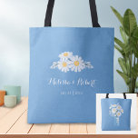 Elegant Floral White Daisies over Blue Wedding Fav Tote Bag<br><div class="desc">De eenvoud van een boeket van witte mazen in een moeraspot,  die door de witte manuscriptdoopvont wordt gesteund,  creëer een elegant maar minimalistisch trouwontwerp. Kraft paper voegt een charmante rustige achtergrond toe. De tekst kan volledig worden bewerkt.</div>