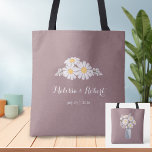 Elegant Floral White Daisies Wedding Favor Tote Bag<br><div class="desc">De eenvoud van een boeket van witte mazen in een moeraspot,  die door de witte manuscriptdoopvont wordt gesteund,  creëer een elegant maar minimalistisch trouwontwerp. Kraft paper voegt een charmante rustige achtergrond toe. De tekst kan volledig worden bewerkt.</div>
