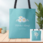 Elegant Floral White Daisies Wedding Favor Tote Bag<br><div class="desc">De eenvoud van een boeket van witte mazen in een moeraspot,  die door de witte manuscriptdoopvont wordt gesteund,  creëer een elegant maar minimalistisch trouwontwerp. Kraft paper voegt een charmante rustige achtergrond toe. De tekst kan volledig worden bewerkt.</div>