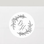 Elegant Floral Wreath Monogram Wedding Ronde Sticker<br><div class="desc">Op maat ontworpen bruiloft monogram stickers met moderne kalligrafie met handgetekende stijl bloemenkrans ontwerp. Perfect voor het toevoegen van een vleugje stijl aan bruiloft enveloppen,  geschenkverpakkingen,  en meer.</div>