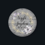 Elegant Floral Wreath Rustic Wedding Magneet<br><div class="desc">Op deze stijlvolle bruiloft is de gunst van een roestgrijs hout met een elegante goudflouren in combinatie met een lavender florale kreet,  waar je het kunt personaliseren en romantische boerenelegantie kunt creëren. Een deel van het Collectie van de stijlvolle Huwelijkscadeaus Trendy</div>