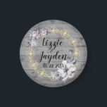 Elegant Floral Wreath Rustic Wedding Magneet<br><div class="desc">Op deze stijlvolle bruiloft is de gunst van een roestgrijs hout met een elegante goudflouren in combinatie met een lavender florale kreet,  waar je het kunt personaliseren en romantische boerenelegantie kunt creëren. Een deel van het Collectie van de stijlvolle Huwelijkscadeaus Trendy</div>