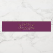 Elegant Flourish Cassis Paars & Gold Wedding Waterfles Etiket (Enkel label)