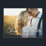 Elegant Flourish Script Photo Save our Date Briefkaart<br><div class="desc">kondig je trouwdatum aan bij familie en vrienden met deze elegante foto,  behalve het date briefkaart. Het kenmerkt een bloeiende manuscriptbekleding. Personaliseer u door uw eigen foto- en trouwgegevens toe te voegen. Dit manuscript sparen ons datumthema is perfect voor om het even welk trouwthema.</div>