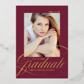 Elegant Folie Script Maroon Afstuderen Aankondigin Uitnodiging (Voorkant)