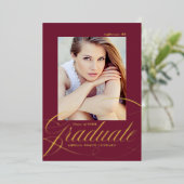 Elegant Folie Script Maroon Afstuderen Aankondigin Uitnodiging (Staand Voorkant)