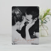 Elegant Folie Script Verloving Foto aankondiging (Staand Voorkant)