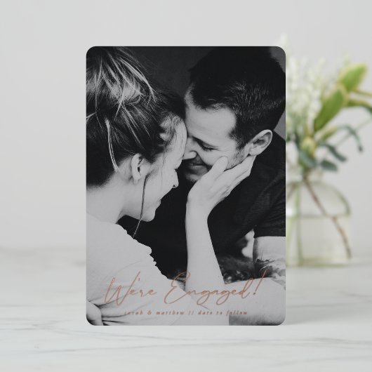 Elegant Folie Script Verloving Foto aankondiging (Staand Voorkant)