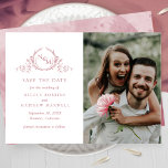 Elegant Foto Burgundy Monogram Weddenschap Save The Date<br><div class="desc">Maak je trouwdatum bekend met deze opvallende bruiloft, behalve de datumkaart met twee delen aan de voorkant, naar de linkerkant, de voortreffelijke hand getekend botanisch monogram, elegant vormende initialen van stelletjes in een bruine hut met je namen en trouwdatum en locatie details, en naar rechts met een sectie voor je...</div>