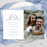 Elegant Foto Dusty Blue Monogram Weddenschap Save The Date<br><div class="desc">Maak je trouwdatum bekend met deze opvallende bruiloft, behalve de datumkaart met twee delen aan de voorkant, naar de linkerkant, de voortreffelijke hand getekend botanisch monogram, elegant rakende koppels initialen in stoffige blauwe en blauwe tinten met je namen en trouwdatum en locatie details, en naar rechts met sectie voor je...</div>