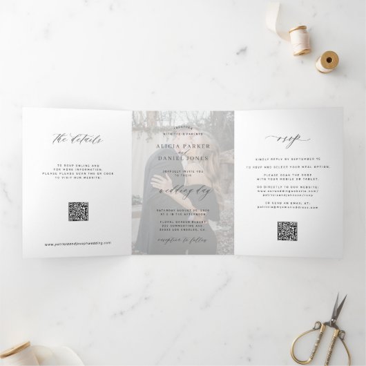 Elegant foto moderne bruiloft RSVP details QR code Drieluik Uitnodiging (Binnen)