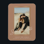 Elegant foto slaat de datum Flexibele Foto Magnet  Magneet<br><div class="desc">Uw geweldige foto-afbeelding in goud,  tegen een stoffige roos achtergrond,  met sparen Onze Datum in een zeer dun modern manuscript. Eenvoudig aan te passen met belangrijke informatie over keuze.</div>