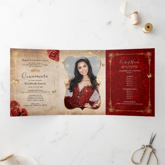 Elegant foto Spaans Rode Rose Gold Quinceanera Drieluik Uitnodiging (Binnen)