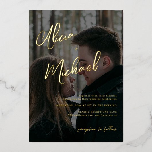 Elegant foto zwart goud echte folie script bruilof folie uitnodiging (Voorkant)