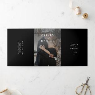 Elegant foto zwarte bruiloft RSVP details QR code Drieluik Uitnodiging