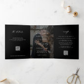 Elegant foto zwarte bruiloft RSVP details QR code Drieluik Uitnodiging (Binnen)