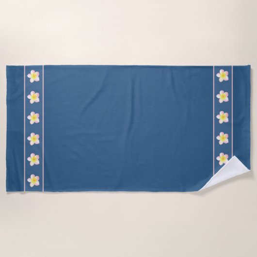 Elegant Frangipani Plumeria Flowers on Award Blue Strandlaken (Voorkant)