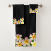 Elegant Frangipani Plumeria Flowers op Black Bad Handdoek (Insitu)