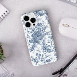 Elegant  Frans gegraveerd Floral Toile-Blue Case-Mate iPhone Case<br><div class="desc">Elegant en   blauw en wit toile de jouy-patroon met exotische bloemen,  wijnstokken en bladeren,  met deklagen en manden van rozen. Dit patroon werd aangepast aan een historisch Frans textielfragment van ca. 1910 in het Smithsonian collectie. Het patroon is hoge res maar kan niet worden betegeld.</div>