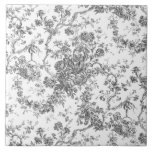 Elegant  Frans gegraveerd Floral Toile-Grey Tegeltje<br><div class="desc">Elegant en  grijs en wit  toile de jouy patroon met exotische bloemen,  wijnstokken en bladeren,  met deklagen en manden van rozen. Dit patroon werd aangepast aan een historisch Frans textielfragment van ca. 1910 in het Smithsonian collectie. Het patroon is hoge res maar kan niet worden betegeld.</div>